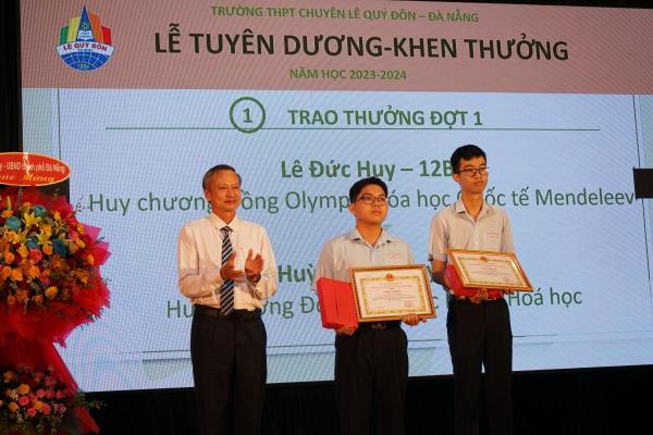 Tuyên dương khen thưởng học sinh đạt thành tích xuất sắc trong học tập