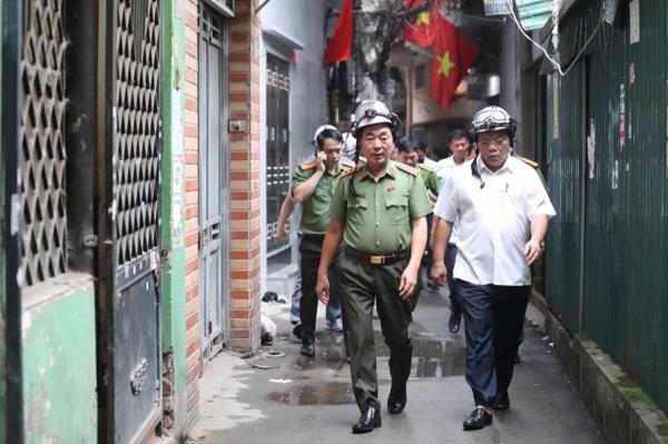 Lãnh đạo Bộ Công an trực tiếp đến hiện trường vụ cháy chỉ đạo công tác cứu nạn, cứu hộ
