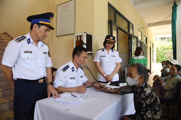 Bộ Tư lệnh Vùng Cảnh sát biển 2 đồng hành cùng ngư dân Hội An