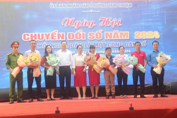 Mở rộng các hoạt động chuyển đổi số đến tận người dân