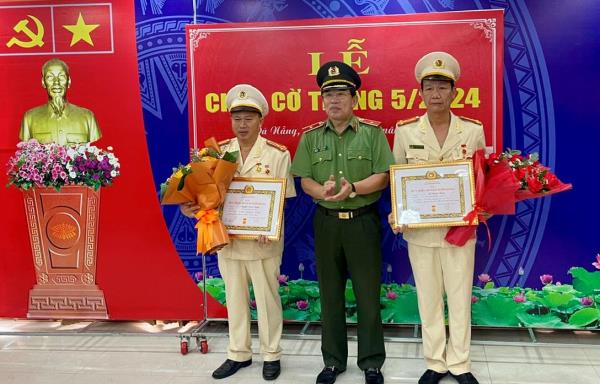 2 đảng viên thuộc Đảng bộ Công an TP Đà Nẵng được trao Huy hiệu 30 năm tuổi Đảng