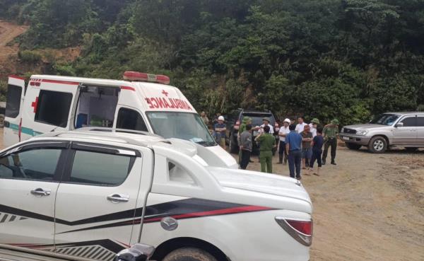 Mưa lớn gây sạt lở đất, vùi lấp lán công nhân thi công trụ điện 500KV