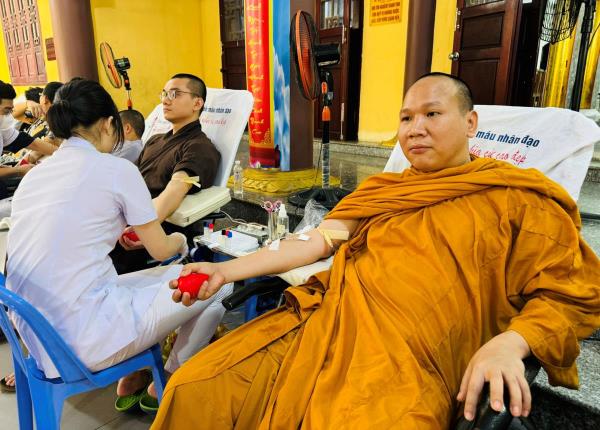 Chư tôn đức Tăng Ni, chư Tăng Lào, tình nguyện viên tham gia hiến máu tình nguyện