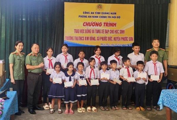Công an Quảng Nam tặng quà  cho học sinh miền núi