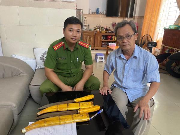 Người dân tự giác giao nộp vũ khí, vật liệu nổ