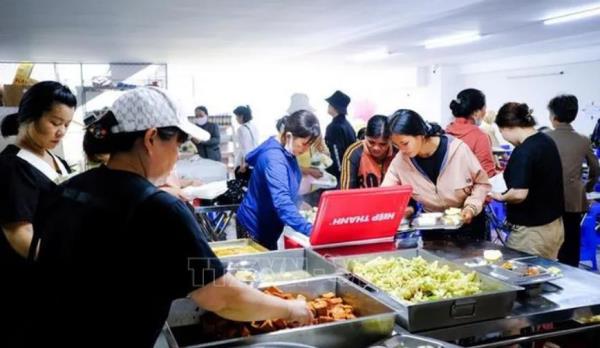 Những bữa cơm thiện nguyện tiếp sức cho bệnh nhân nghèo