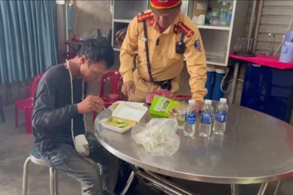 CSGT Công an Đắk Nông hỗ trợ một thanh niên bị gãy tay gặp khó khăn trở về nhà an toàn