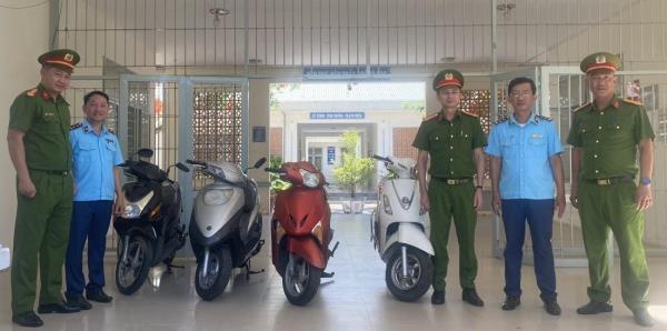 Công an Q.Thanh Khê tặng 4 xe máy cho Cơ sở xã hội Bầu Bàng để phục vụ dạy nghề cho học viên cai nghiện ma túy.