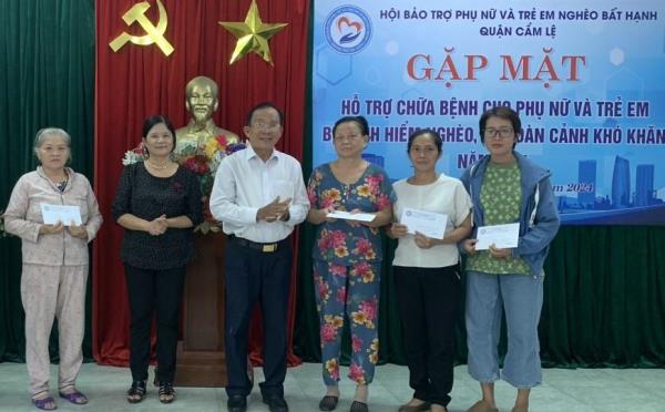 Trao 60 triệu đồng hỗ trợ chữa bệnh cho phụ nữ và trẻ em nghèo quận Cẩm Lệ