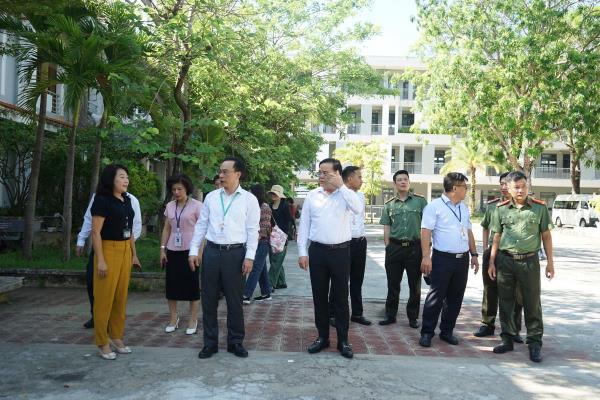 Thứ trưởng Bộ Giáo dục- Đào tạo Hoàng Minh Sơn kiểm tra chuẩn bị thi tốt nghiệp tại Đà Nẵng