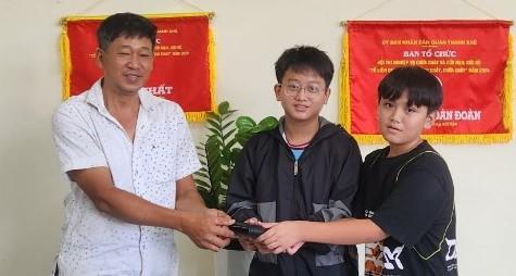 Gương sáng quanh ta