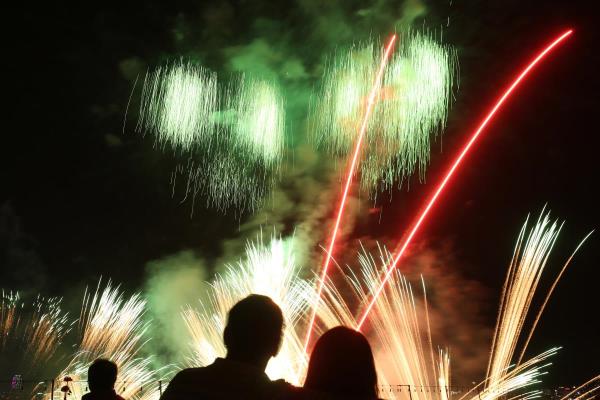 Màn tranh tài pháo hoa đỉnh cao của cựu vương Ý và tân binh Mỹ choán ngợp bầu trời Đà Nẵng