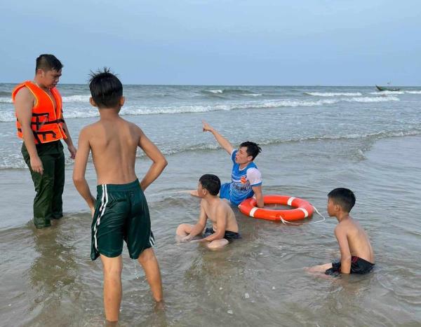 Hai cán bộ Công an kịp thời cứu 2 em nhỏ bị đuối nước