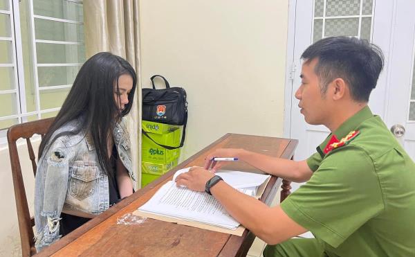 Nữ tiếp viên karaoke bán chất cấm