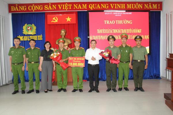 Khen thưởng lực lượng triệt phá chuyên án đánh bạc