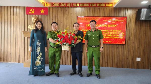 Bộ Giáo dục và Đào tạo tặng bằng khen cho Công an TP Đà Nẵng triệt phá đường dây sản xuất, mua bán sách giáo khoa giả