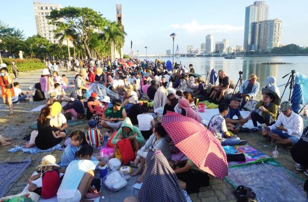 Du khách đổ bộ, cháy dịch vụ ven sông Hàn trước đêm chung kết pháo hoa