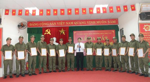 Lãnh đạo UBND Q. Cẩm Lệ tham dự Lễ ra mắt lực lượng an ninh trật tự ở cơ sở P. Hòa Thọ Tây