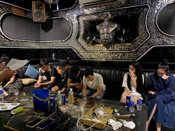 Phát hiện 4 đôi nam nữ sử dụng ma túy ở karaoke Paris