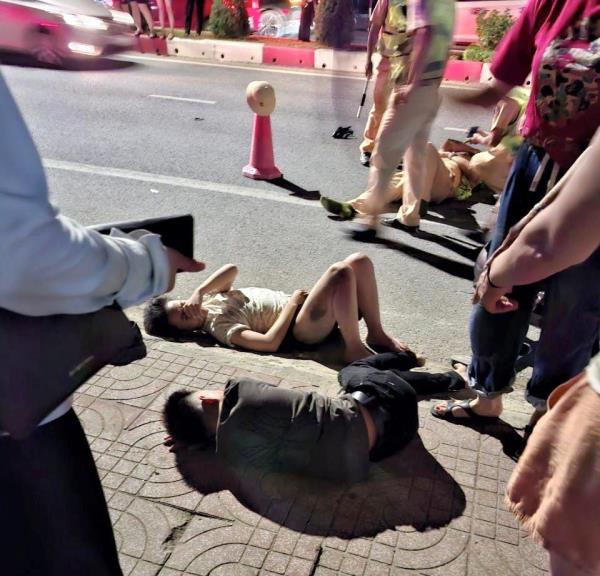 Hai thanh niên thông chốt nồng độ cồn tông trúng CSGT