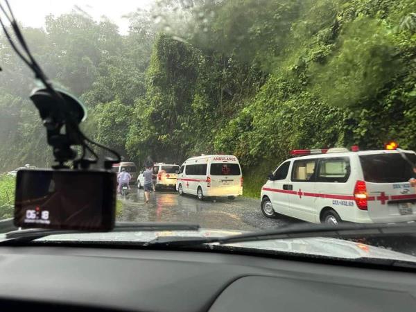 Sạt lở đất vùi lấp xe khách ở Hà Giang, 9 người chết