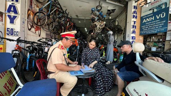 Công an Liên Chiểu nhắc nhở các cơ sở kinh doanh xe điện chèo kéo khách