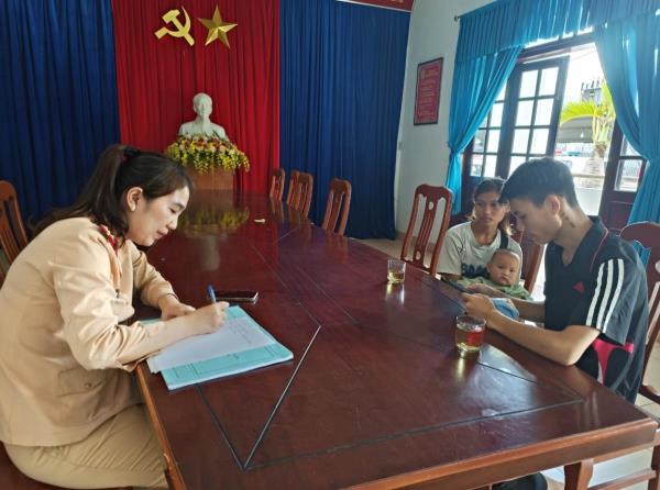 Cảnh sát giao thông Đà Nẵng kịp thời hỗ trợ một gia đình bị nhà xe bỏ rơi giữa đường