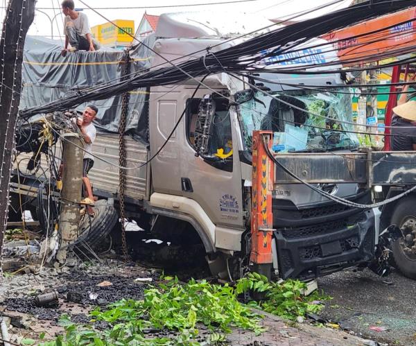 Va chạm giữa xe khách và xe tải, 30 hành khách may mắn thoát nạn