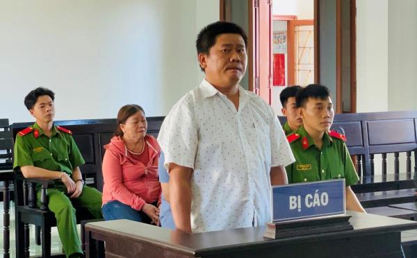 Chém hàng xóm vì nghi nhìn lén vợ tắm