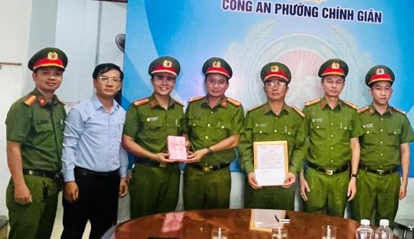 Khen thưởng đột xuất Công an 2 phường Chính Gián và Thạc Gián về thành tích đấu tranh phòng chống tội phạm
