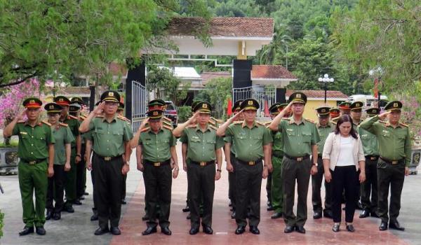 Lãnh đạo Bộ Công an dâng hương, tri ân các Anh hùng liệt sĩ tại Quảng Nam