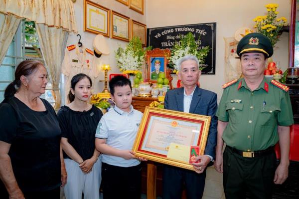 Truy tặng Huân chương Bảo vệ Tổ quốc đối với Phó trưởng Công an phường hy sinh