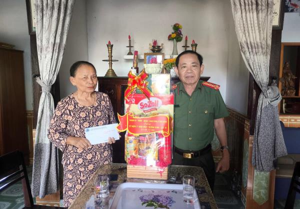 Lãnh đạo Công an TP Đà Nẵng thăm, tặng quà AHLLVTND, gia đình thương binh, liệt sĩ