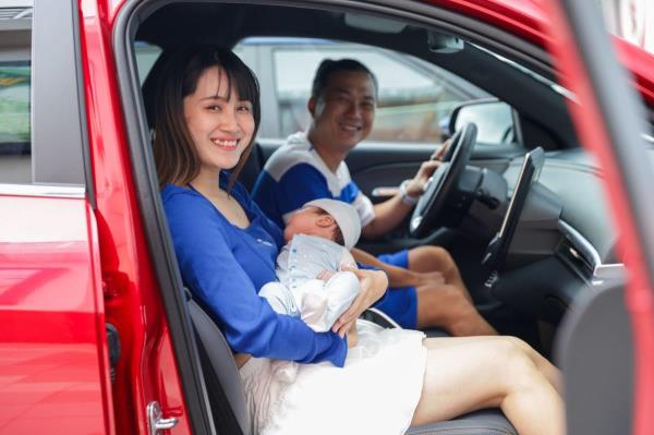 Khách nữ chốt VinFast VF 6: Xe dễ dùng, an toàn, không khói xăng