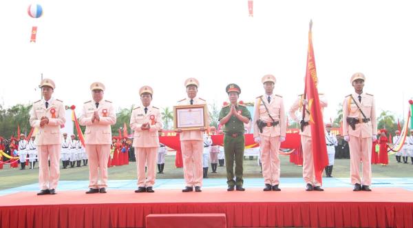 Trung đoàn Cảnh sát cơ động Trung bộ đón nhận Huân chương Chiến công hạng Ba