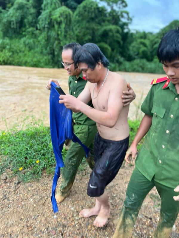 Lực lượng Công an huyện Tây Giang kịp thời cứu người dân giữa dòng lũ quét