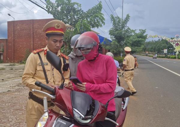 Kiểm tra giấy tờ người điều khiển phương tiện tham gia giao thông qua VNeID