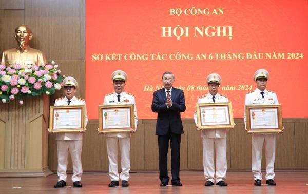 Trao những phần thưởng cao quý tặng lãnh đạo Bộ Công an và các tập thể, cá nhân