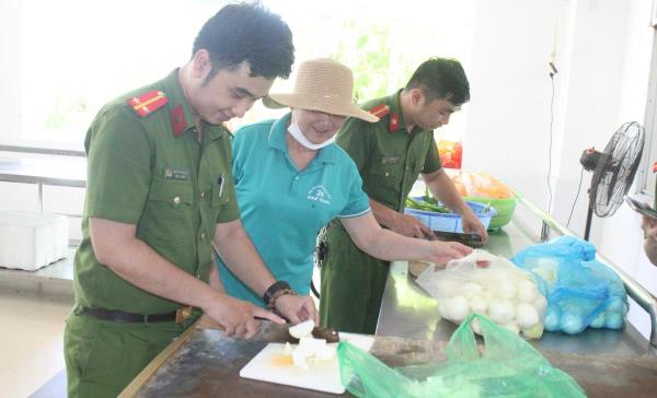 Công an phường Khuê Trung phát hơn 1.000 suất ăn miễn phí cho bệnh nhân nghèo