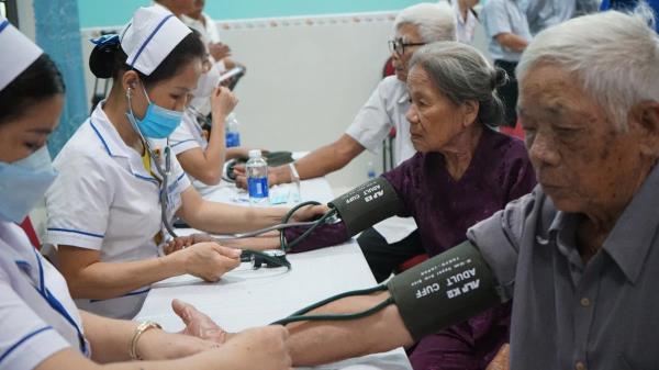 Khám bệnh, cấp thuốc miễn phí và tặng quà cho 500 người dân khó khăn