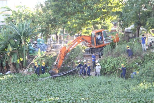 Ra quân nạo vét, khơi thông cống rãnh, mương thoát nước.