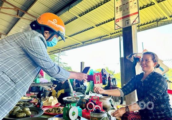 Phụ nữ nông thôn cởi mở hơn với chuyển khoản