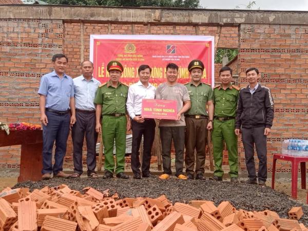 Công an huyện Đắk Glong khởi công xây dựng 2 căn nhà tình nghĩa và nhận đỡ đầu 12 trẻ mồ côi