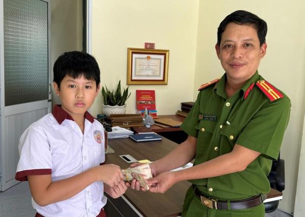 Một học sinh ở Đắk Nông nhặt được 20 triệu đồng trả người đánh rơi