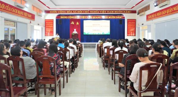 Bồi dưỡng chính trị, pháp luật cho 335 cán bộ quản lý giáo dục, giáo viên