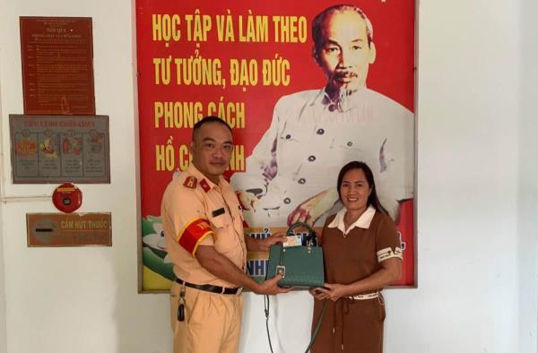 Xác minh, trao trả tài sản cho du khách