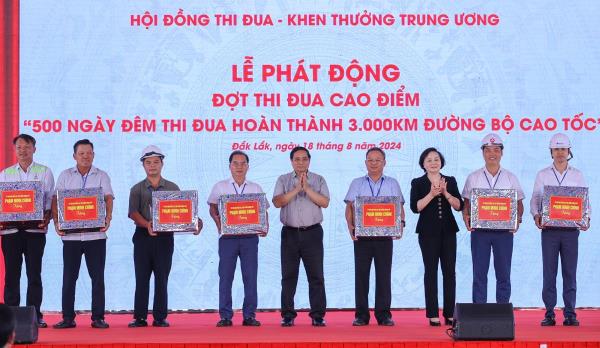 Thủ tướng Chính phủ Phạm Minh Chính phát động đợt cao điểm 500 ngày đêm thi đua hoàn thành 3.000 km đường bộ cao tốc