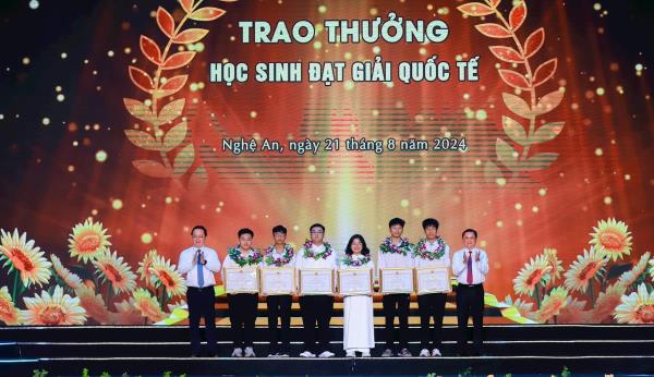 Nghệ An tuyên dương 163 học sinh đạt giải tại các kỳ thi