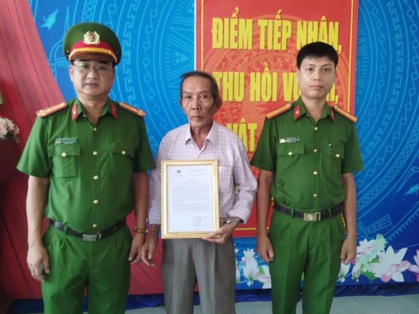 Trao Thư khen cho công dân tự giác giao nộp vũ khí quân dụng thời chiến tranh