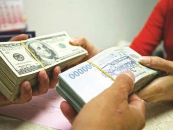Nhà băng giảm giá bán USD về sát mốc 25.000 đồng